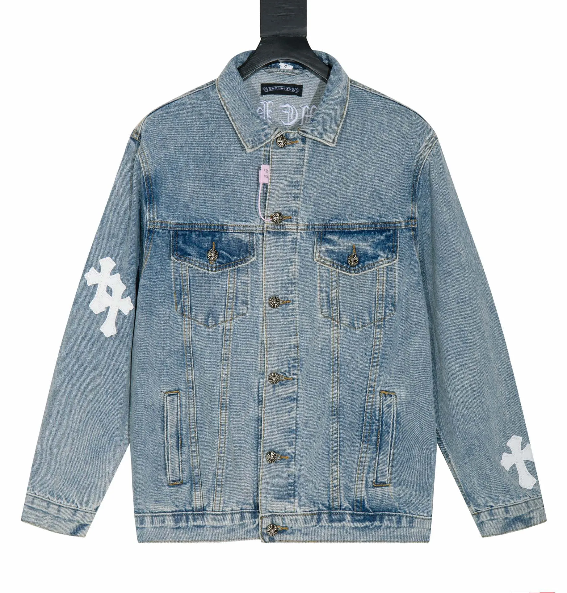 P260 [Next day] Chrome/Hearts Chrome Heart Sanskrit embroidered cross-patched leather denim jacket. The whole piece of clothing is really heavy-duty. It is made of denim denim imported from Japan. It is washed after the finished product. The loss rate is very high. The overall distressed craftsmanship has a stylish upper body. The classic Sanskrit embroidery design on the back. The Behringer embroidery machine is precise and three-dimensional because of the distressed craftsmanship. From the hardware to the three labels, everything is re-opened and made to order. 100% restoration of the craftsmanship. Including the silver thread anti-counterfeiting, all are redone this year. All cross leathers are laser aligned. The leather difference is definitely not the same as the super fiber leather on the market. It uses this year’s new sheep leather. The finished embroidery guarantees the overall quality❗️ Color: light blue Size: S M L